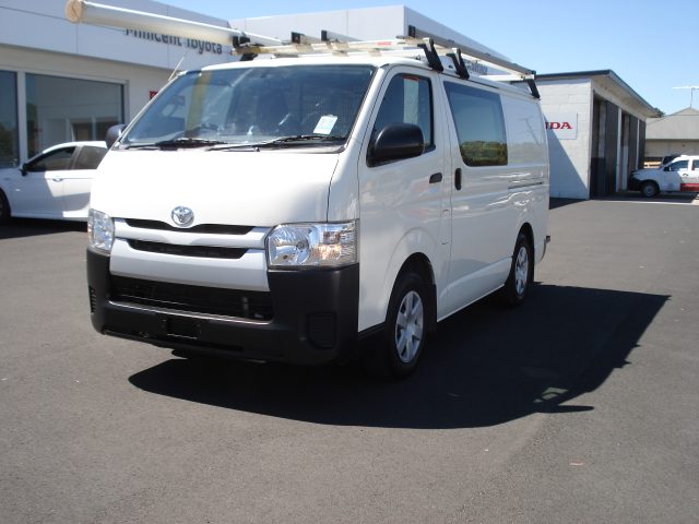 TOYOTA HIACE LWB VAN - Image 4