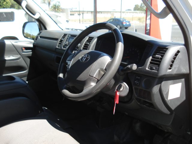 TOYOTA HIACE LWB VAN - Image 12