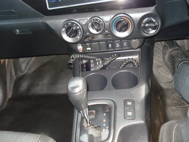 2020 TOYOTA HILUX  4X4 SR DUAL CAB - Image 8