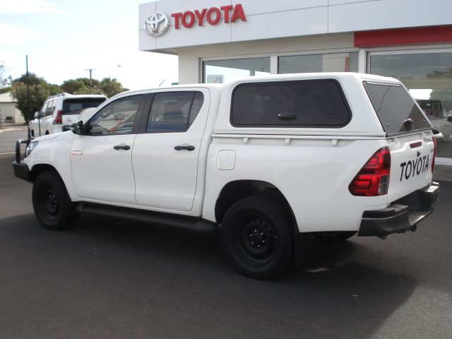 2020 TOYOTA HILUX  4X4 SR DUAL CAB - Image 9