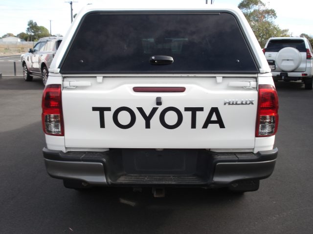 2020 TOYOTA HILUX  4X4 SR DUAL CAB - Image 10