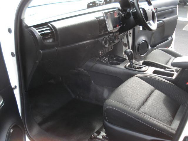 2020 TOYOTA HILUX  4X4 SR DUAL CAB - Image 17